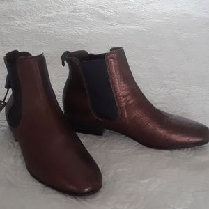 VERO CUOIO Leather Bootie with side goring.